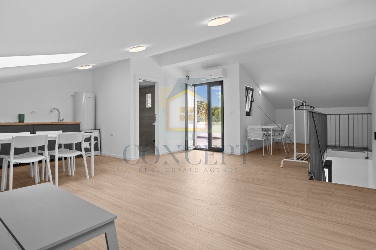 Poreč, zona circostante, Moderna casa bifamiliare con 5 camere da letto e giardino, a 2 km dal mare