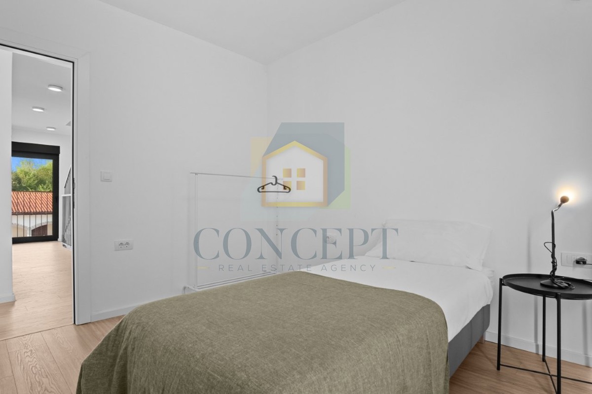 Poreč, zona circostante, Moderna casa bifamiliare con 5 camere da letto e giardino, a 2 km dal mare