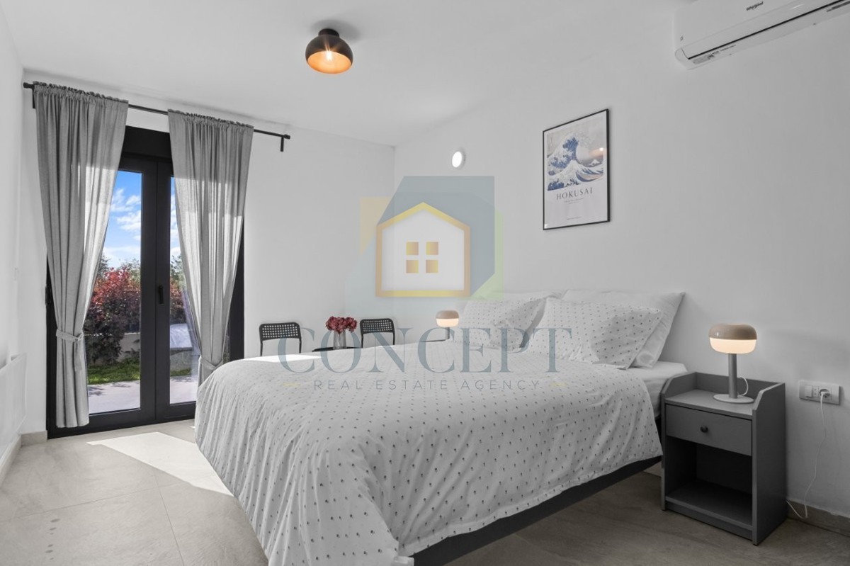 Poreč, zona circostante, Moderna casa bifamiliare con 5 camere da letto e giardino, a 2 km dal mare