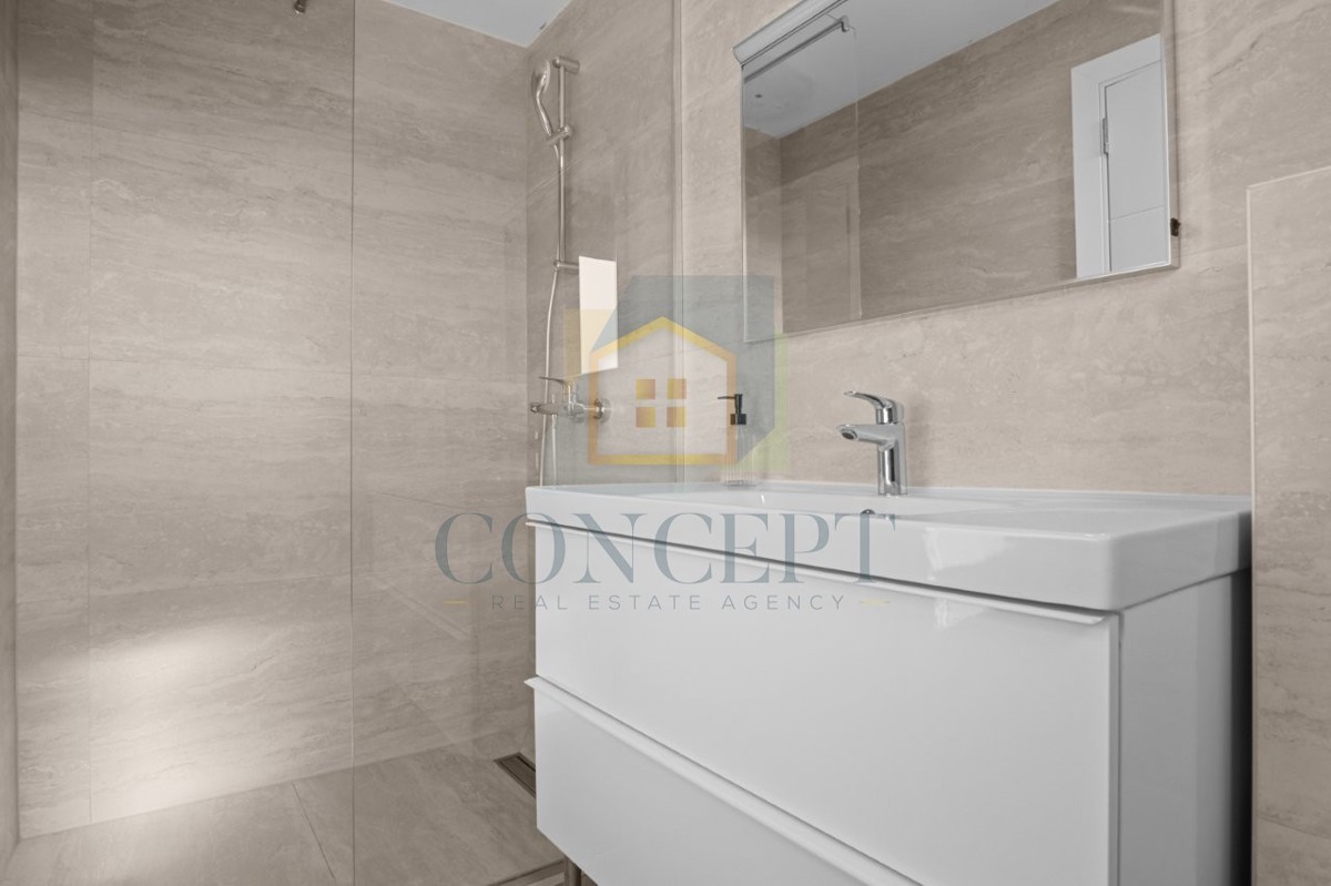 Poreč, zona circostante, Moderna casa bifamiliare con 5 camere da letto e giardino, a 2 km dal mare