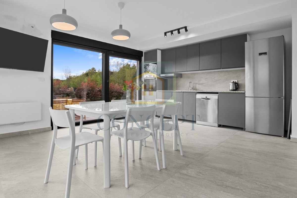 Poreč, zona circostante, Moderna casa bifamiliare con 5 camere da letto e giardino, a 2 km dal mare