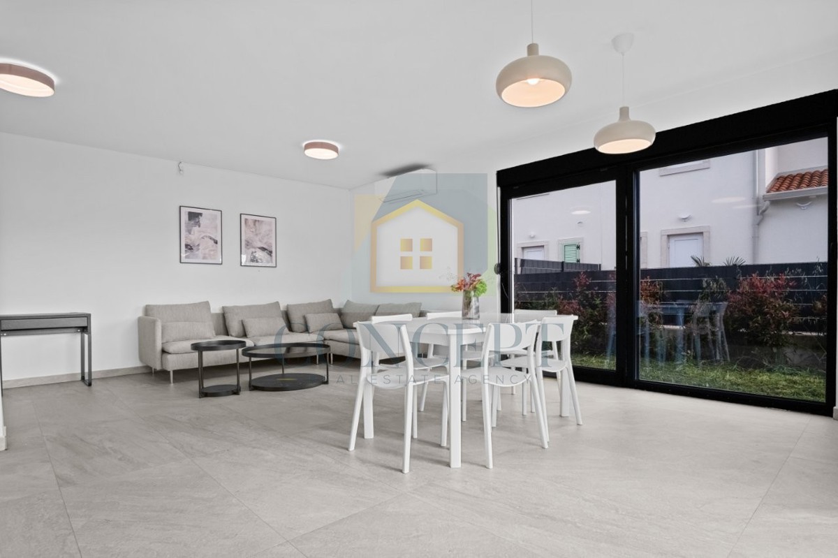 Poreč, zona circostante, Moderna casa bifamiliare con 5 camere da letto e giardino, a 2 km dal mare