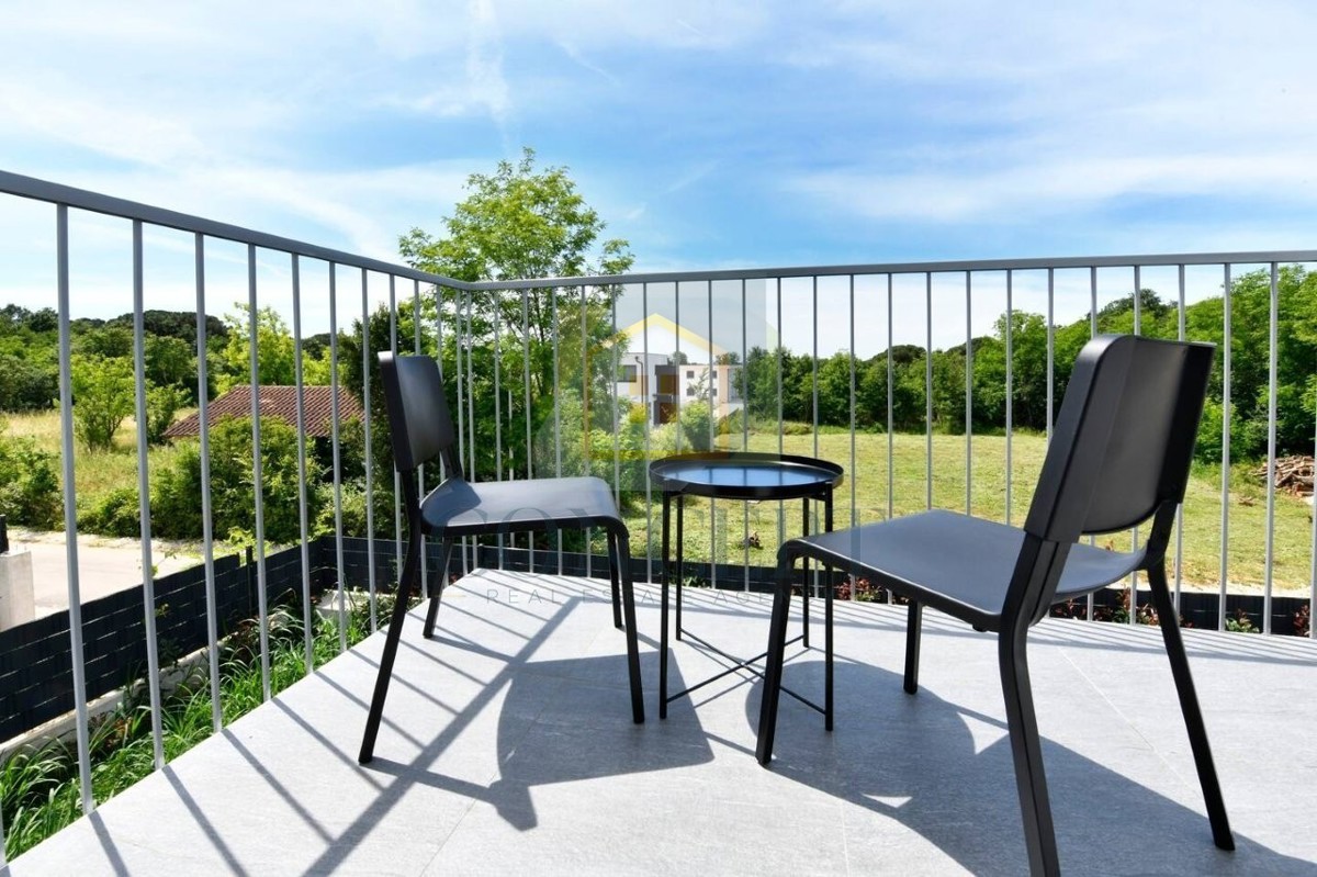 Poreč, zona circostante, Moderna casa bifamiliare con 5 camere da letto e giardino, a 2 km dal mare