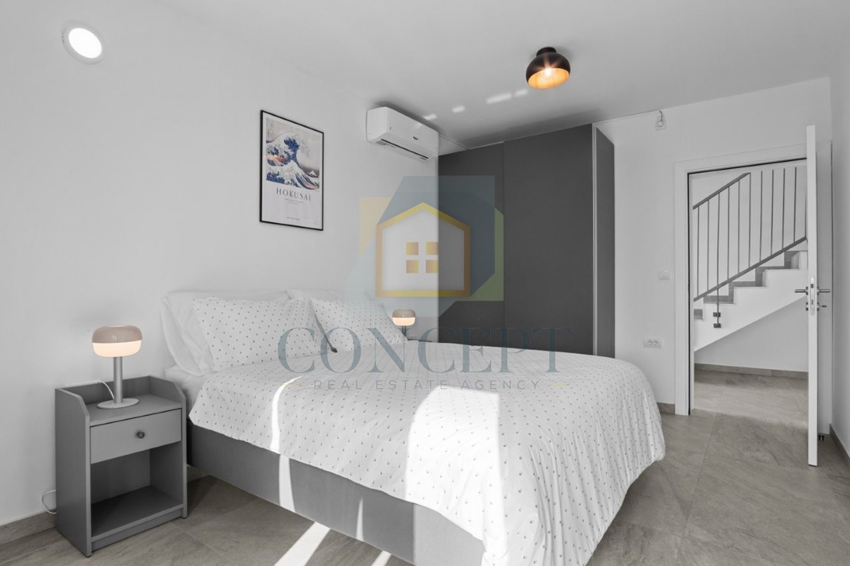 Poreč, zona circostante, Moderna casa bifamiliare con 5 camere da letto e giardino, a 2 km dal mare