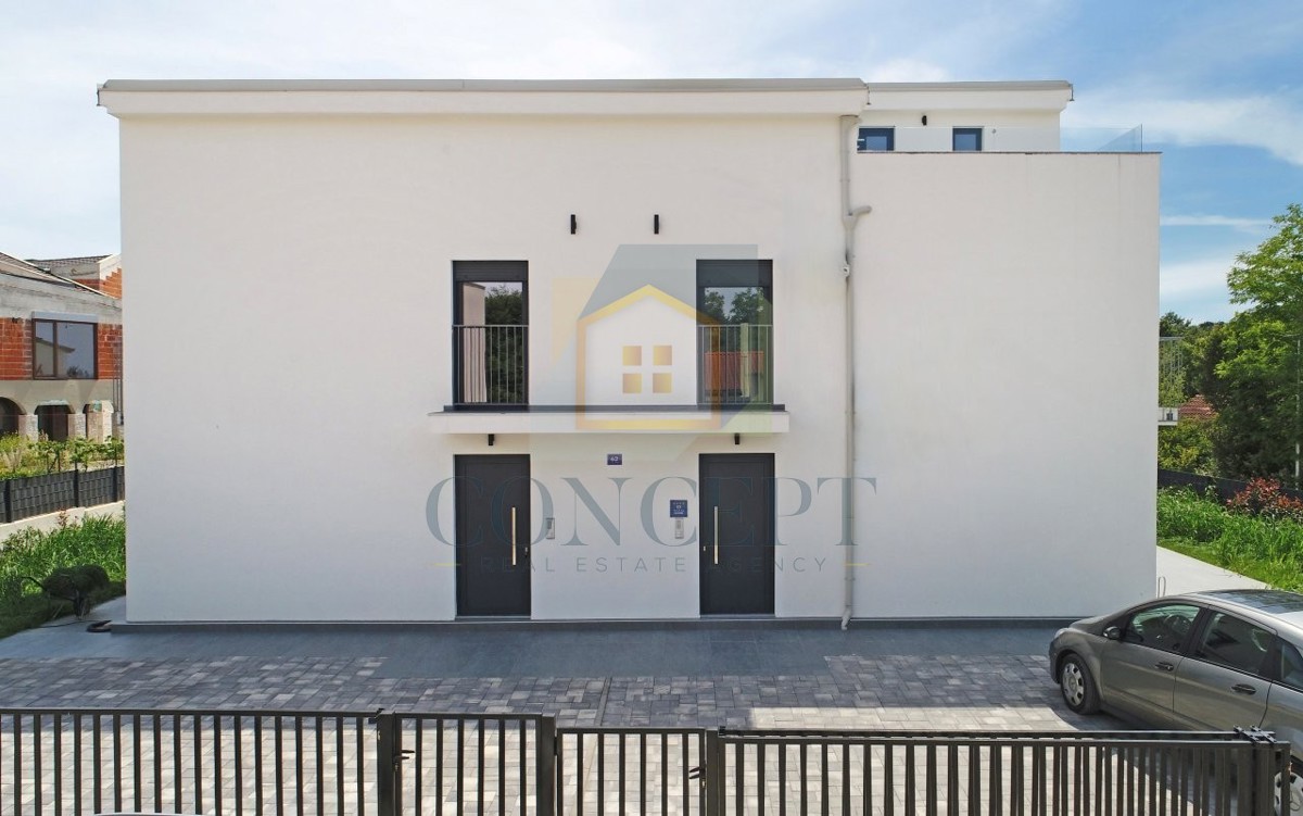 Poreč, zona circostante, Moderna casa bifamiliare con 5 camere da letto e giardino, a 2 km dal mare