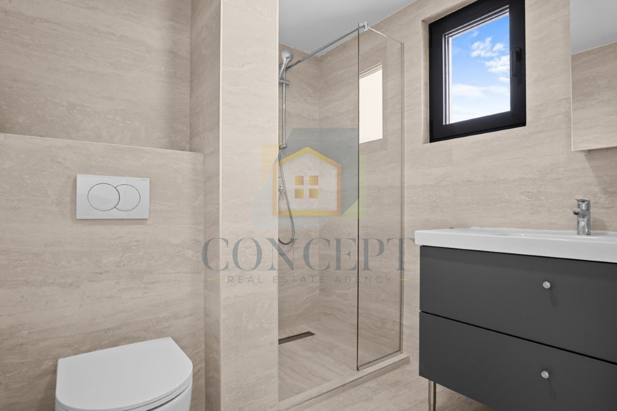 Poreč, zona circostante, Moderna casa bifamiliare con 5 camere da letto e giardino, a 2 km dal mare