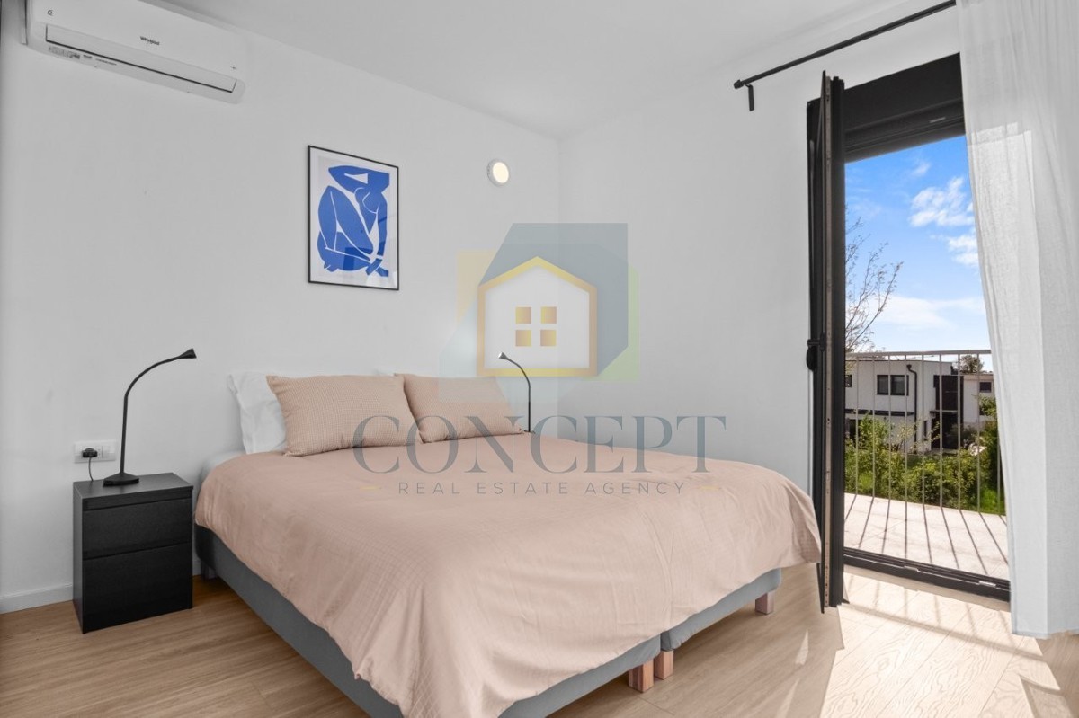 Poreč, zona circostante, Moderna casa bifamiliare con 5 camere da letto e giardino, a 2 km dal mare