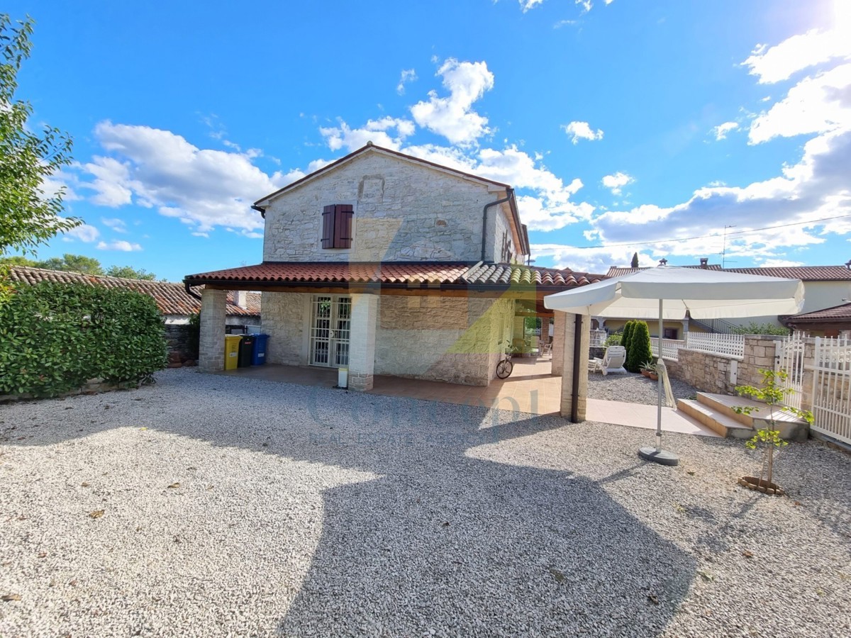 Poreč, Tar - ESCLUSIVA DELL'AGENZIA- Due case in pietra a 3 km dal mare