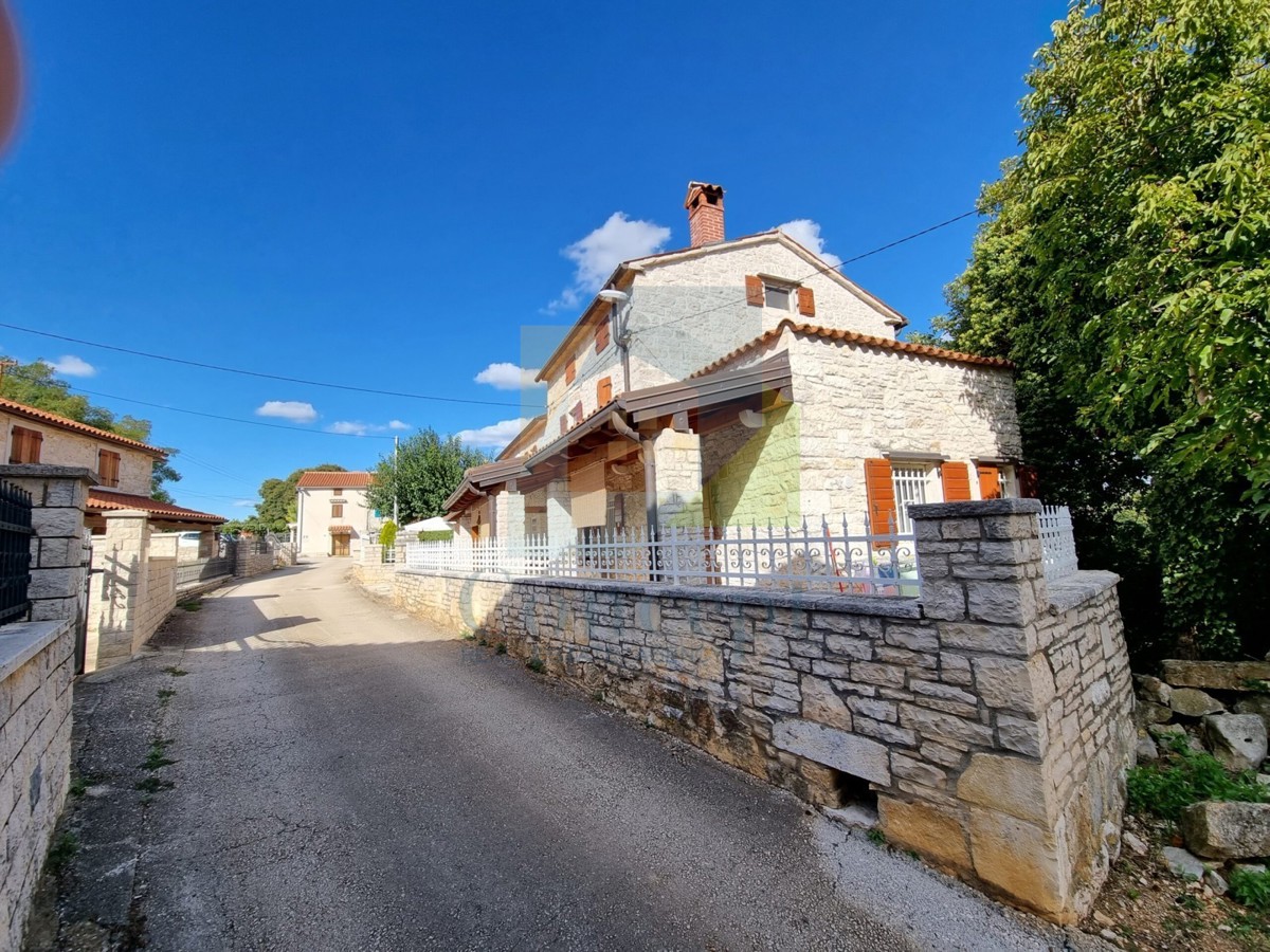 Poreč, Tar - ESCLUSIVA DELL'AGENZIA- Due case in pietra a 3 km dal mare