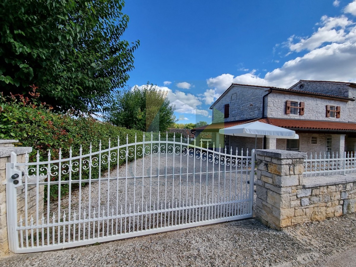 Poreč, Tar - ESCLUSIVA DELL'AGENZIA- Due case in pietra a 3 km dal mare