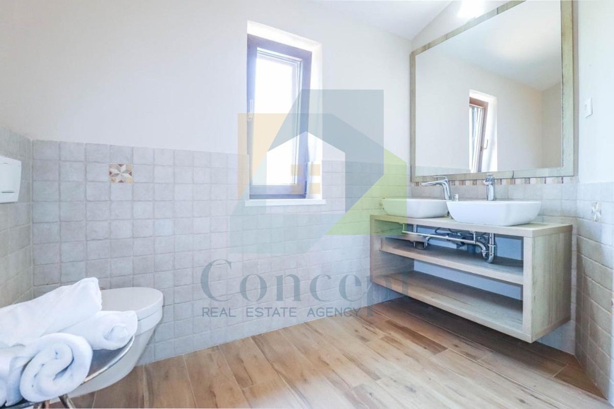 Poreč, dintorni, Casa in pietra con piscina e 4 camere da letto a 12 km dal mare