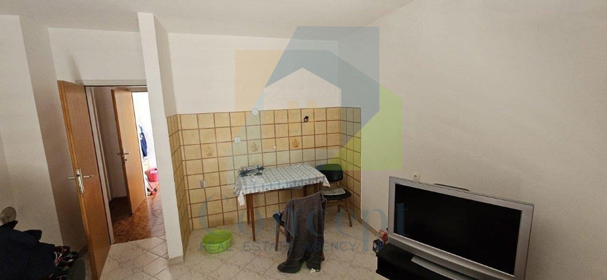 Poreč, Casa con tre appartamenti, edificio aggiuntivo, garage, 2 km dal mare