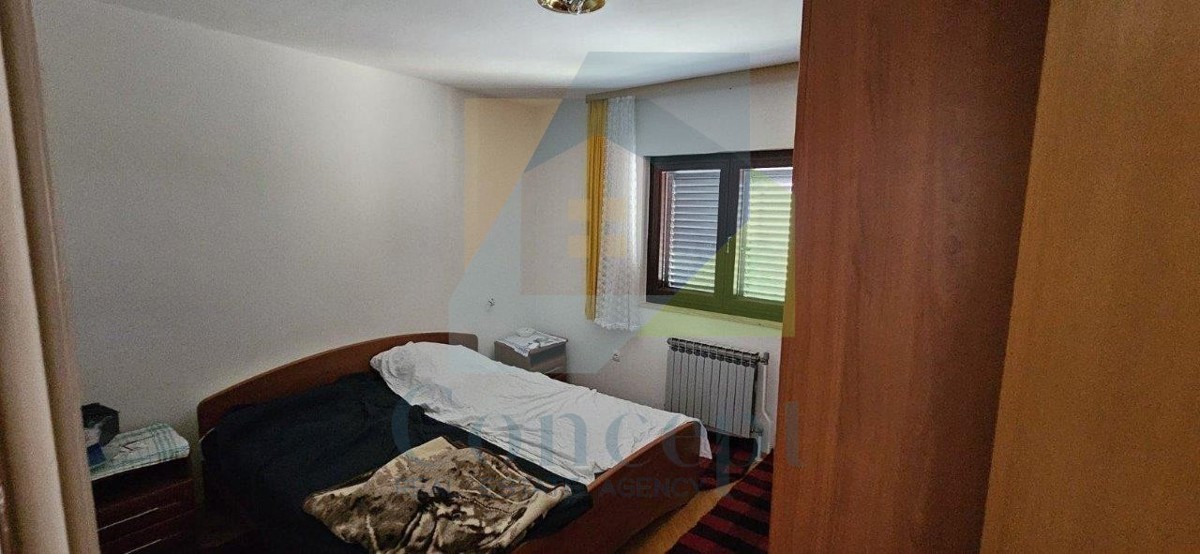 Poreč, Casa con tre appartamenti, edificio aggiuntivo, garage, 2 km dal mare