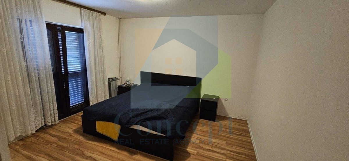 Poreč, Casa con tre appartamenti, edificio aggiuntivo, garage, 2 km dal mare