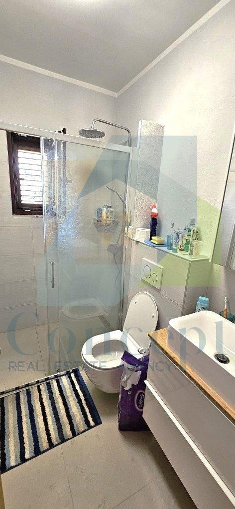 Poreč, Casa con tre appartamenti, edificio aggiuntivo, garage, 2 km dal mare