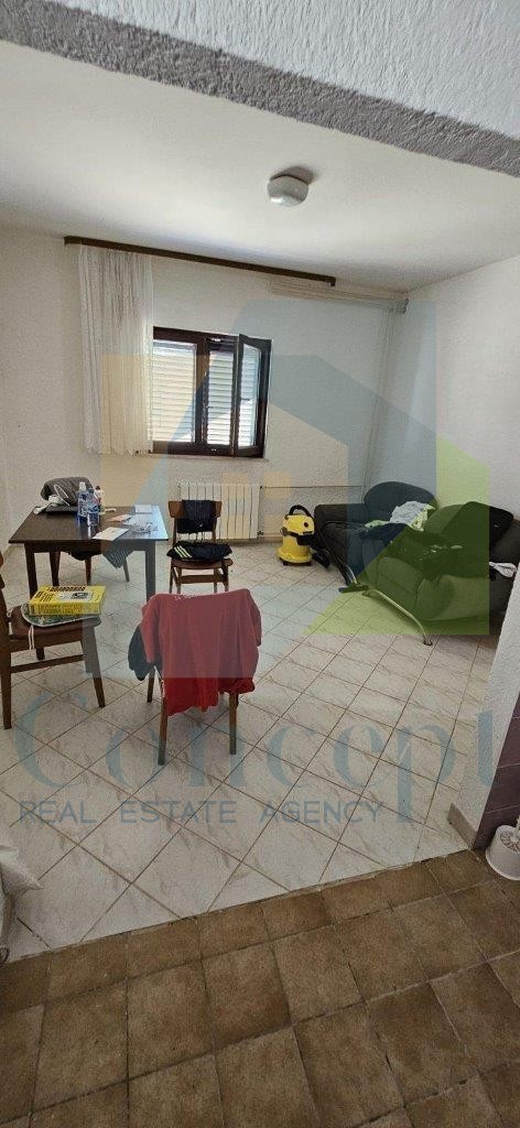 Poreč, Casa con tre appartamenti, edificio aggiuntivo, garage, 2 km dal mare