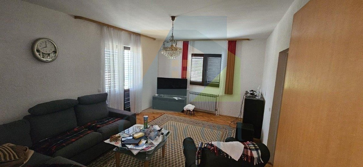 Poreč, Casa con tre appartamenti, edificio aggiuntivo, garage, 2 km dal mare