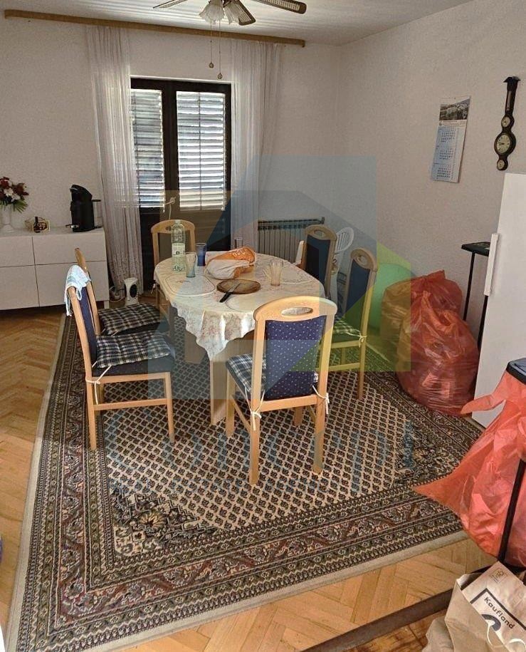 Poreč, Casa con tre appartamenti, edificio aggiuntivo, garage, 2 km dal mare