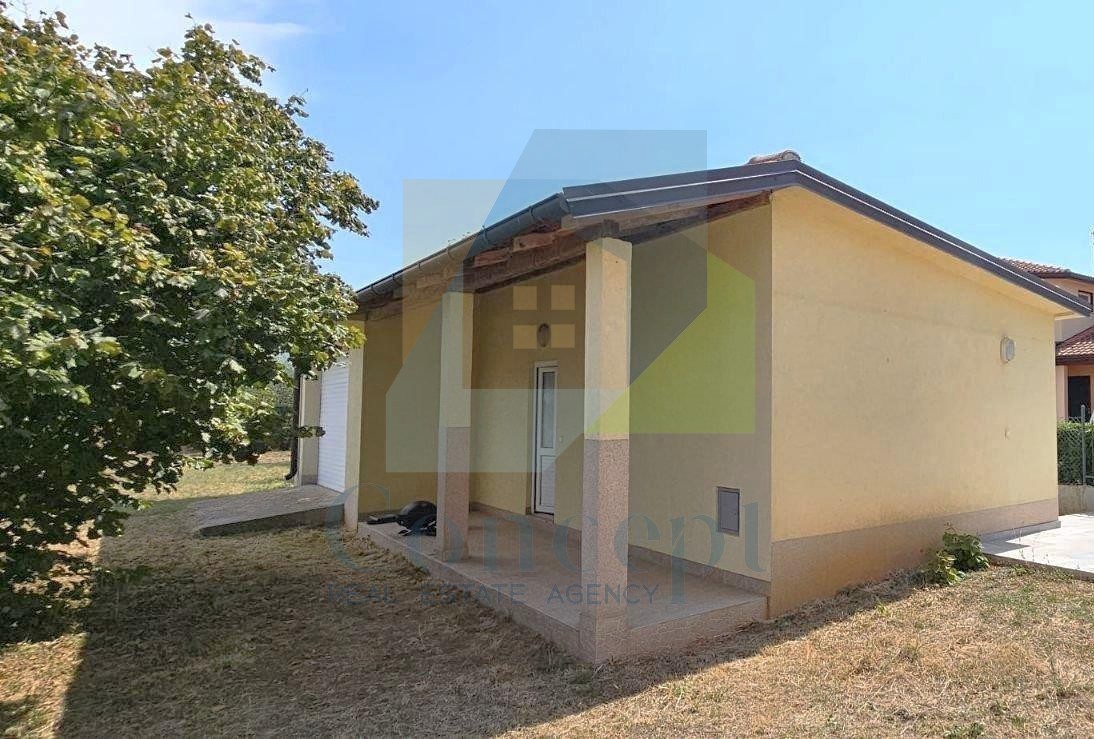 Poreč, Casa con tre appartamenti, edificio aggiuntivo, garage, 2 km dal mare