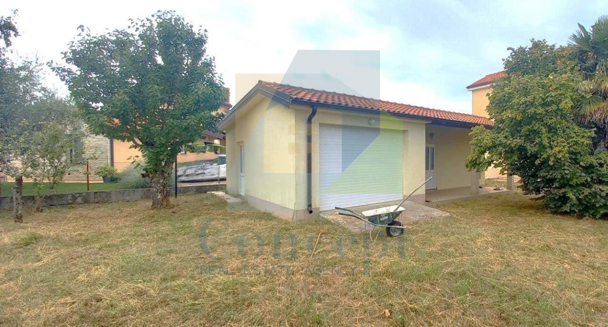 Poreč, Casa con tre appartamenti, edificio aggiuntivo, garage, 2 km dal mare