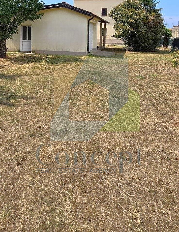 Poreč, Casa con tre appartamenti, edificio aggiuntivo, garage, 2 km dal mare