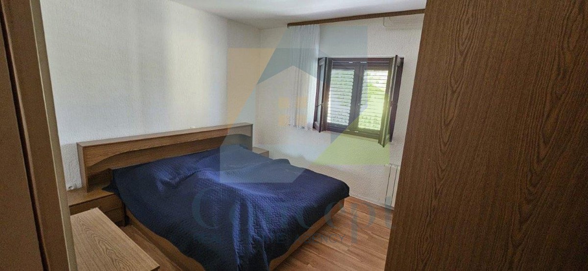 Poreč, Casa con tre appartamenti, edificio aggiuntivo, garage, 2 km dal mare