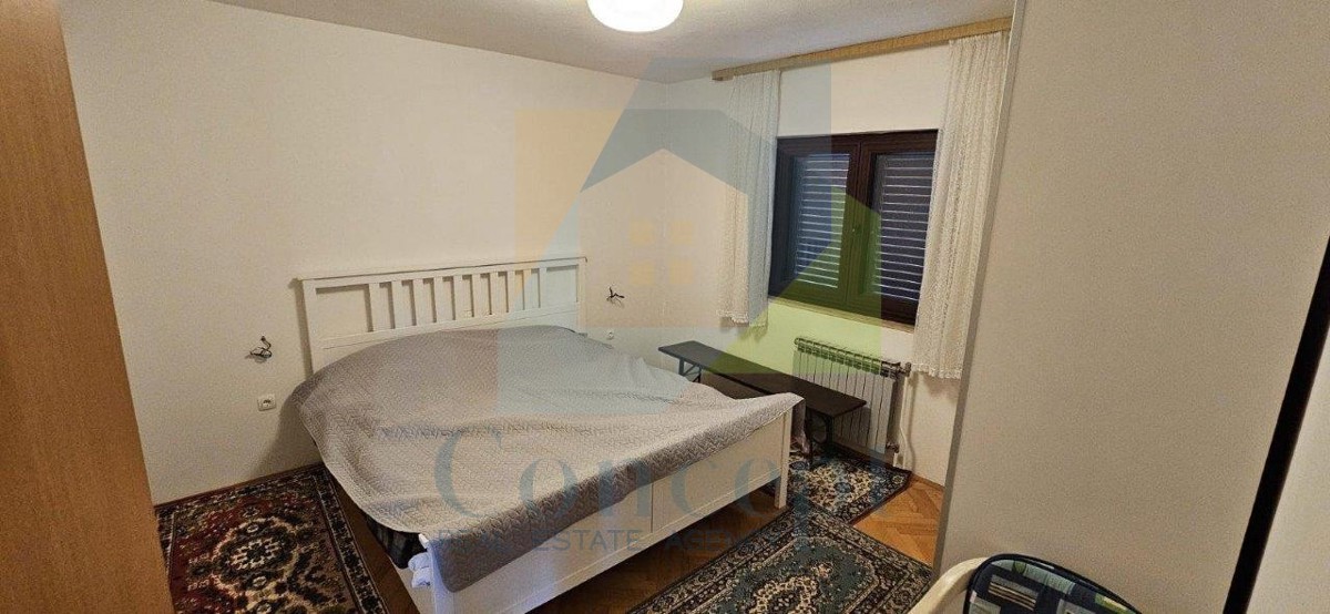 Poreč, Casa con tre appartamenti, edificio aggiuntivo, garage, 2 km dal mare