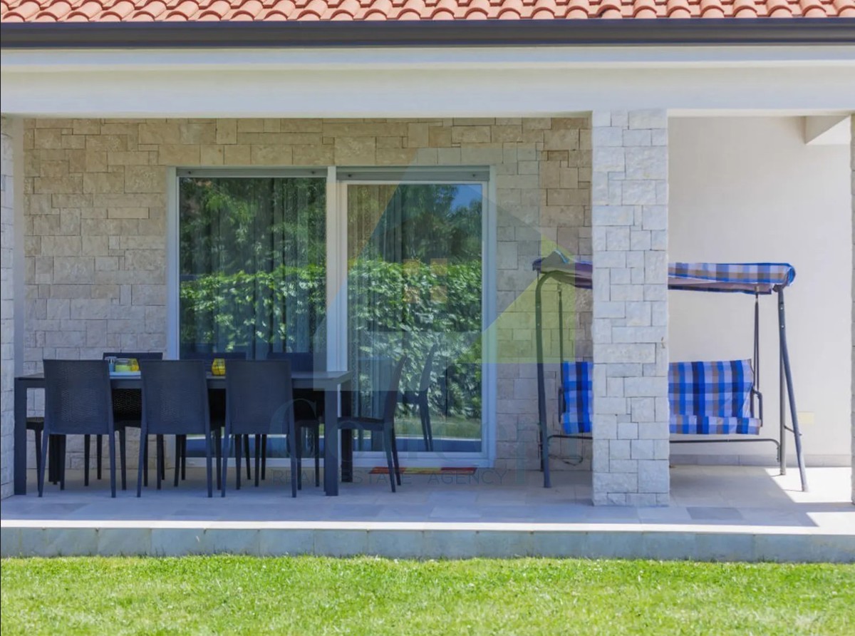 Poreč, dintorni, Casa con piscina in un tranquillo quartiere a 5 km dal mare