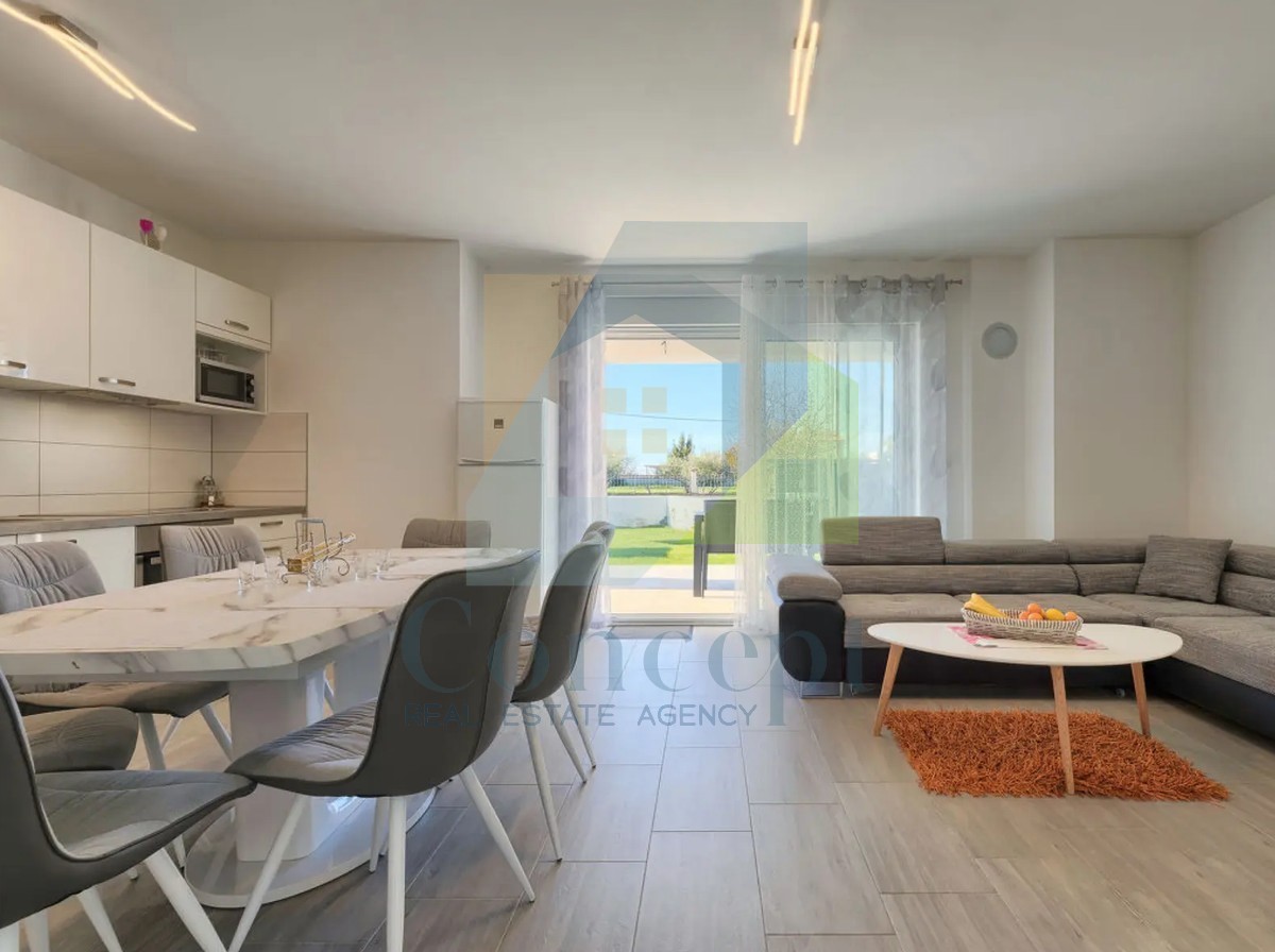 Poreč, dintorni, Casa con piscina in un tranquillo quartiere a 5 km dal mare