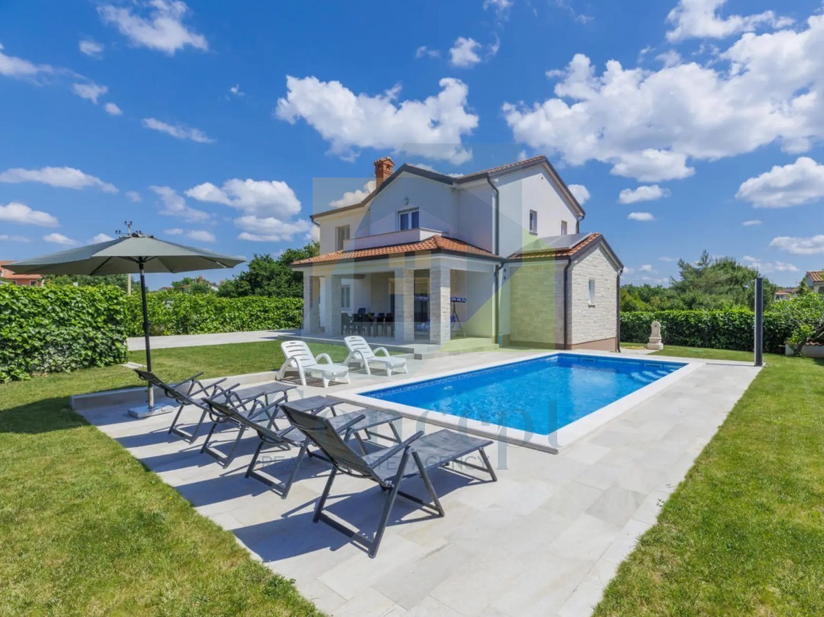 Poreč, dintorni, Casa con piscina in un tranquillo quartiere a 5 km dal mare