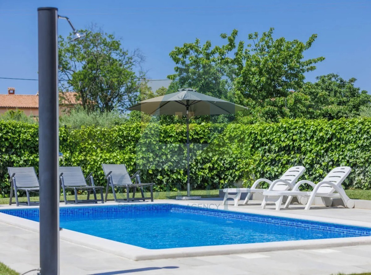 Poreč, dintorni, Casa con piscina in un tranquillo quartiere a 5 km dal mare