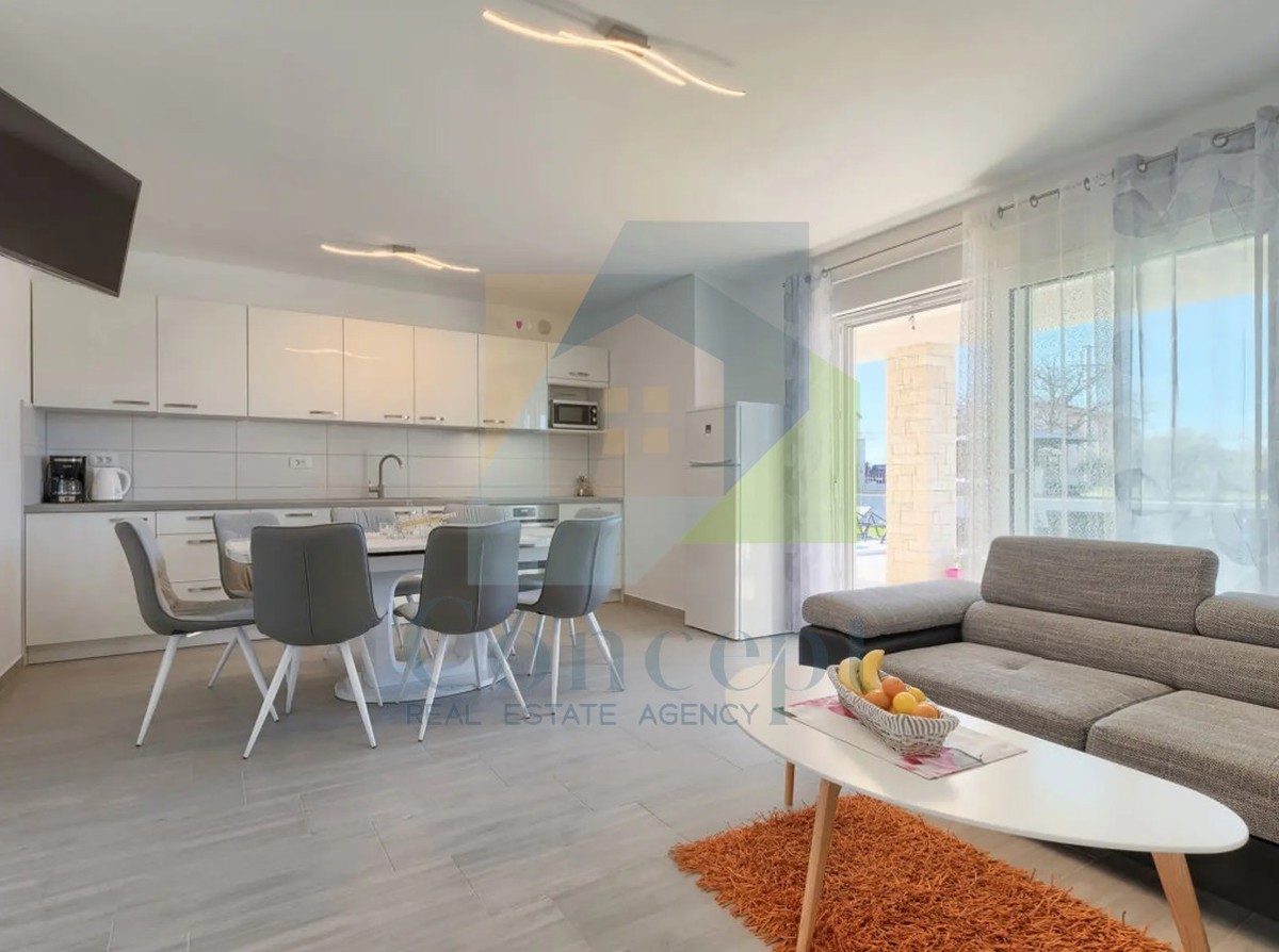 Poreč, dintorni, Casa con piscina in un tranquillo quartiere a 5 km dal mare