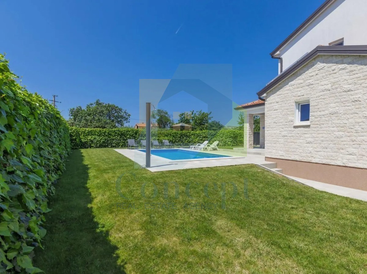 Poreč, dintorni, Casa con piscina in un tranquillo quartiere a 5 km dal mare