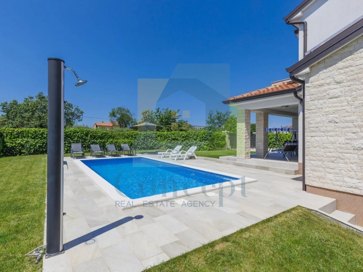 Poreč, dintorni, Casa con piscina in un tranquillo quartiere a 5 km dal mare