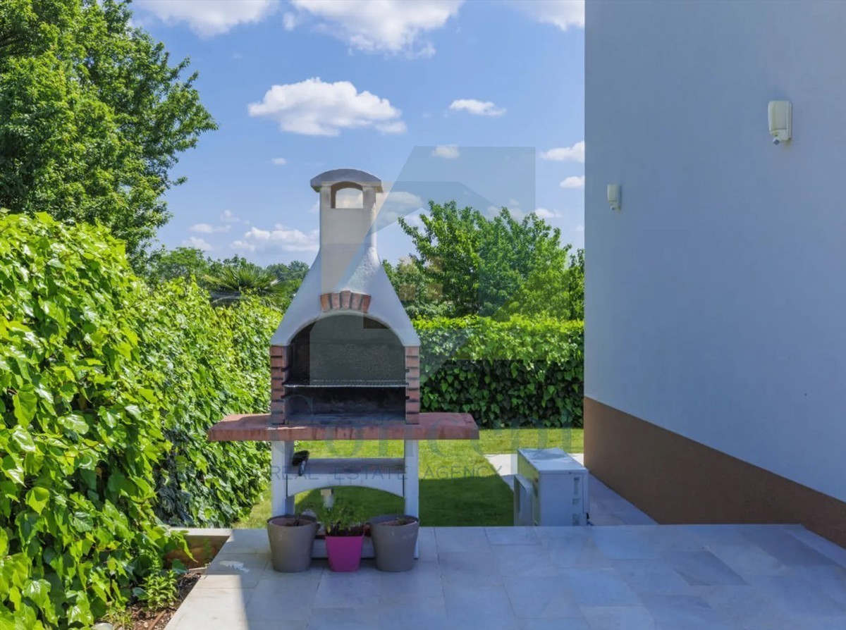 Poreč, dintorni, Casa con piscina in un tranquillo quartiere a 5 km dal mare