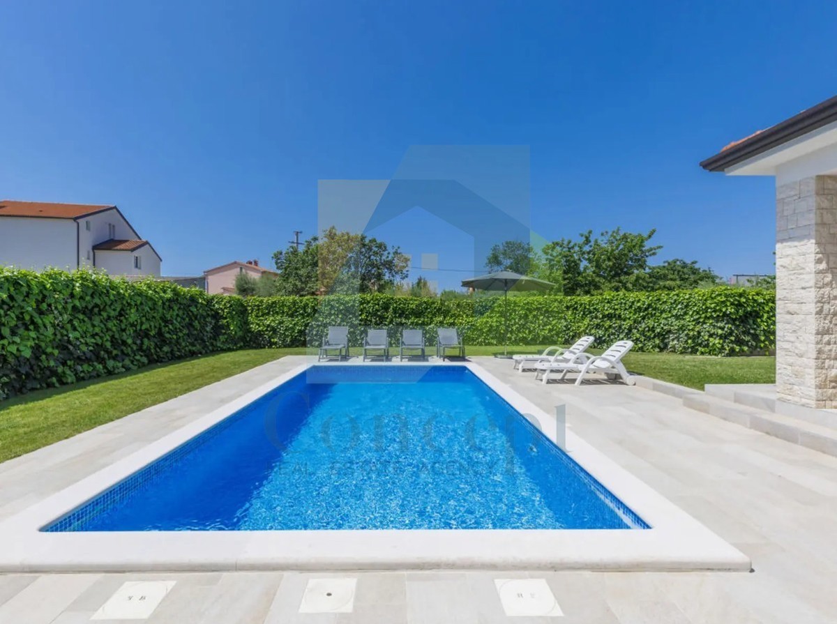 Poreč, dintorni, Casa con piscina in un tranquillo quartiere a 5 km dal mare