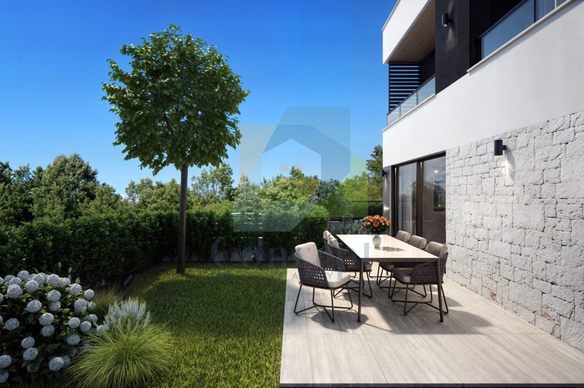 Poreč, Casa di lusso alla fine di una fila in una posizione ricercata a 2 km dal mare