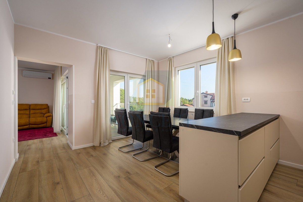 Poreč, Appartamento con 3 camere da letto in posizione di lusso, a 500 m dal mare