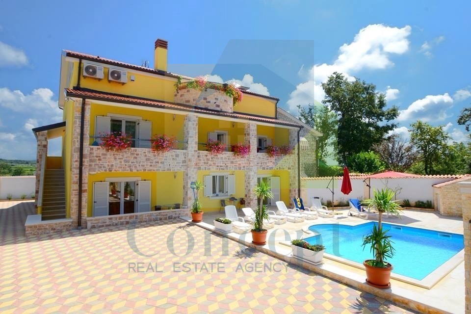 Poreč, dintorni, Imponente casa con 4 unità abitative, 11 km dal mare