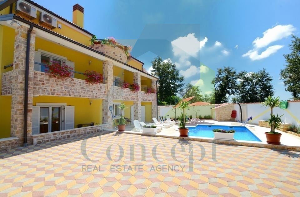 Poreč, dintorni, Imponente casa con 4 unità abitative, 11 km dal mare