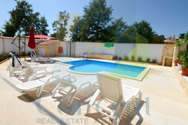 Poreč, dintorni, Imponente casa con 4 unità abitative, 11 km dal mare