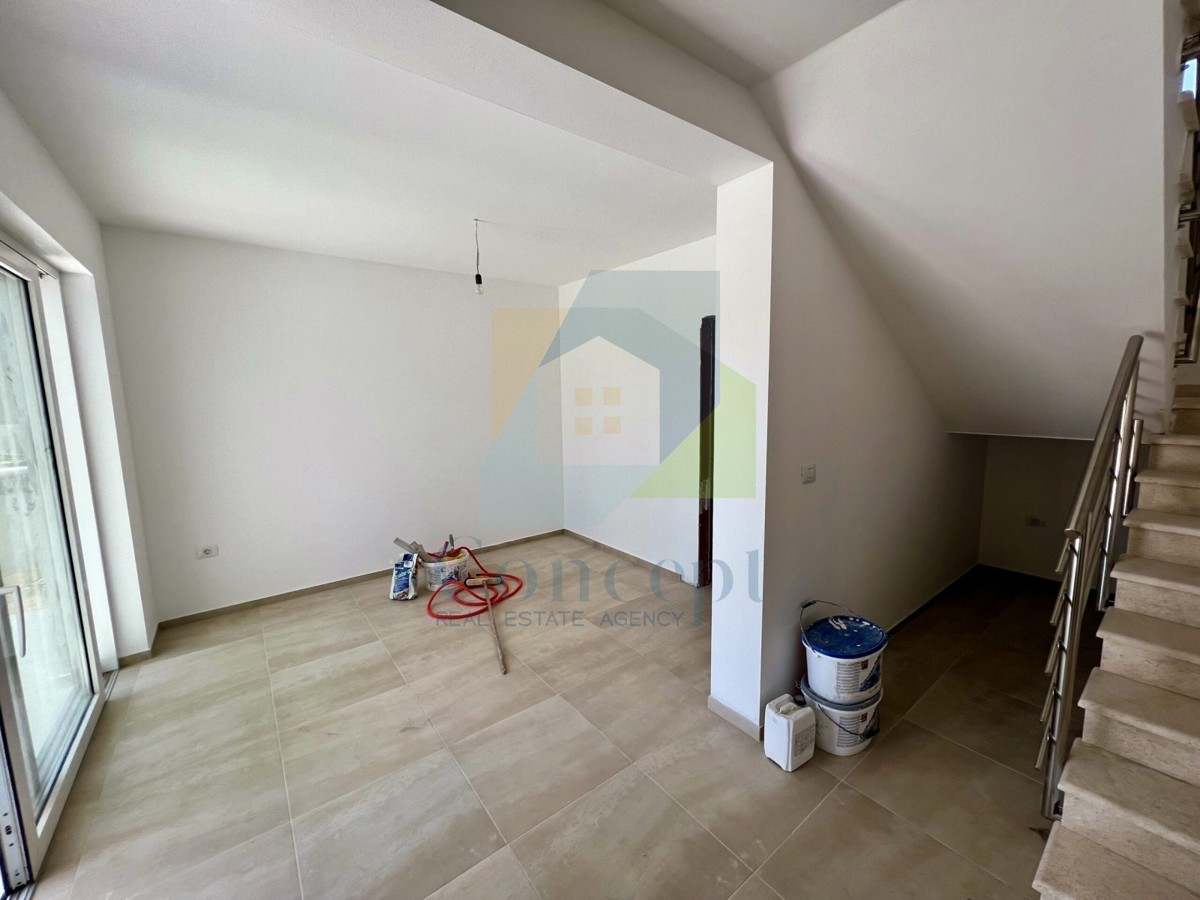 Svetvinčenat, dintorni, Casa moderna con piscina in posizione tranquilla