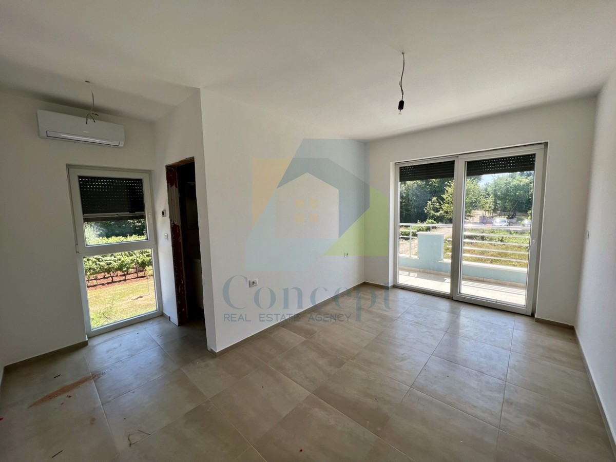 Svetvinčenat, dintorni, Casa moderna con piscina in posizione tranquilla