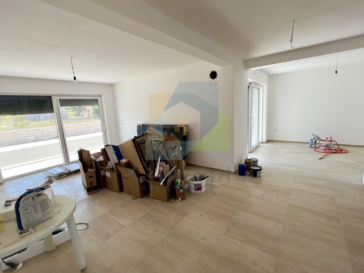 Svetvinčenat, dintorni, Casa moderna con piscina in posizione tranquilla