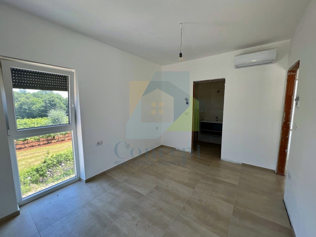 Svetvinčenat, dintorni, Casa moderna con piscina in posizione tranquilla