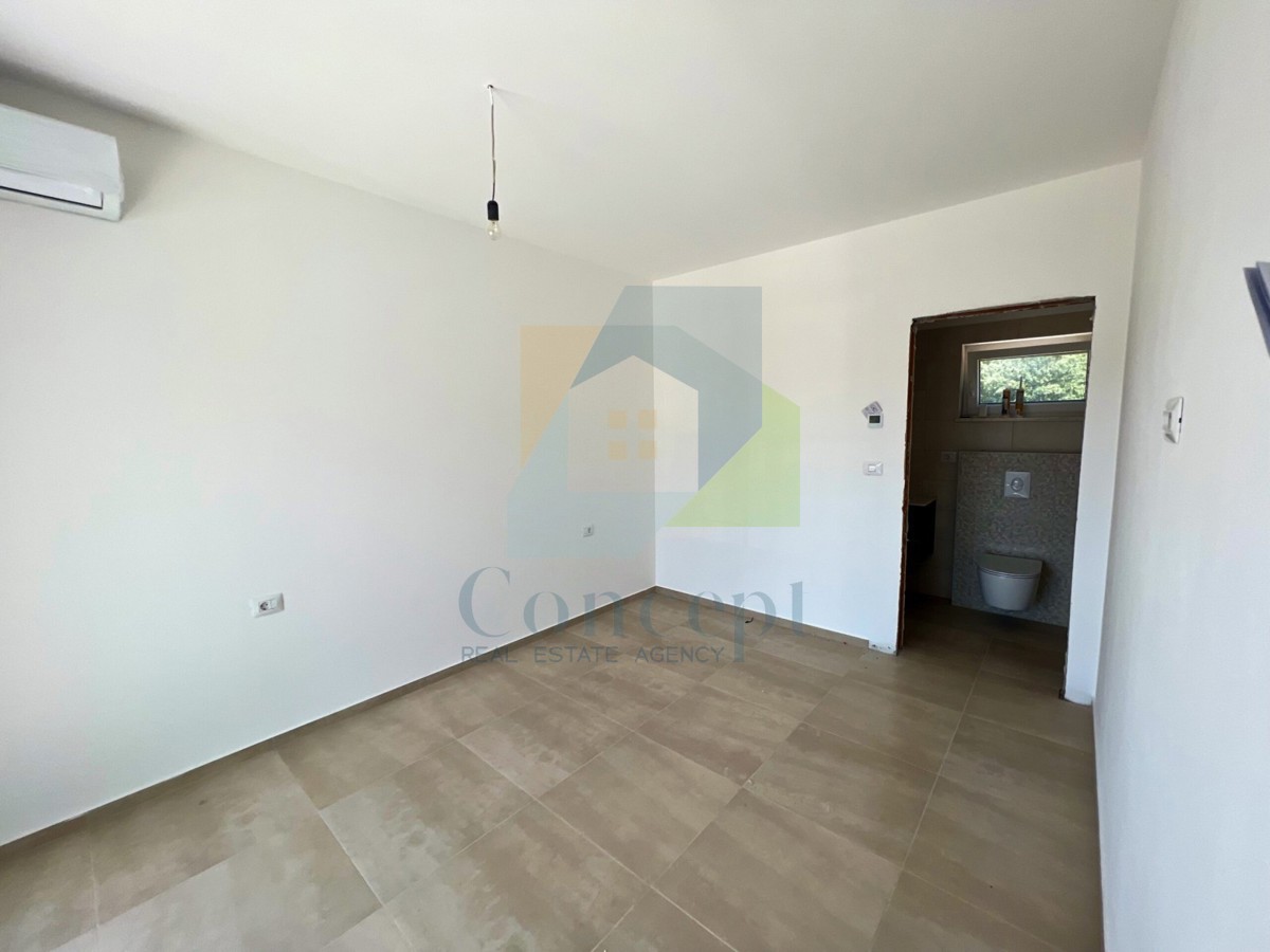 Svetvinčenat, dintorni, Casa moderna con piscina in posizione tranquilla