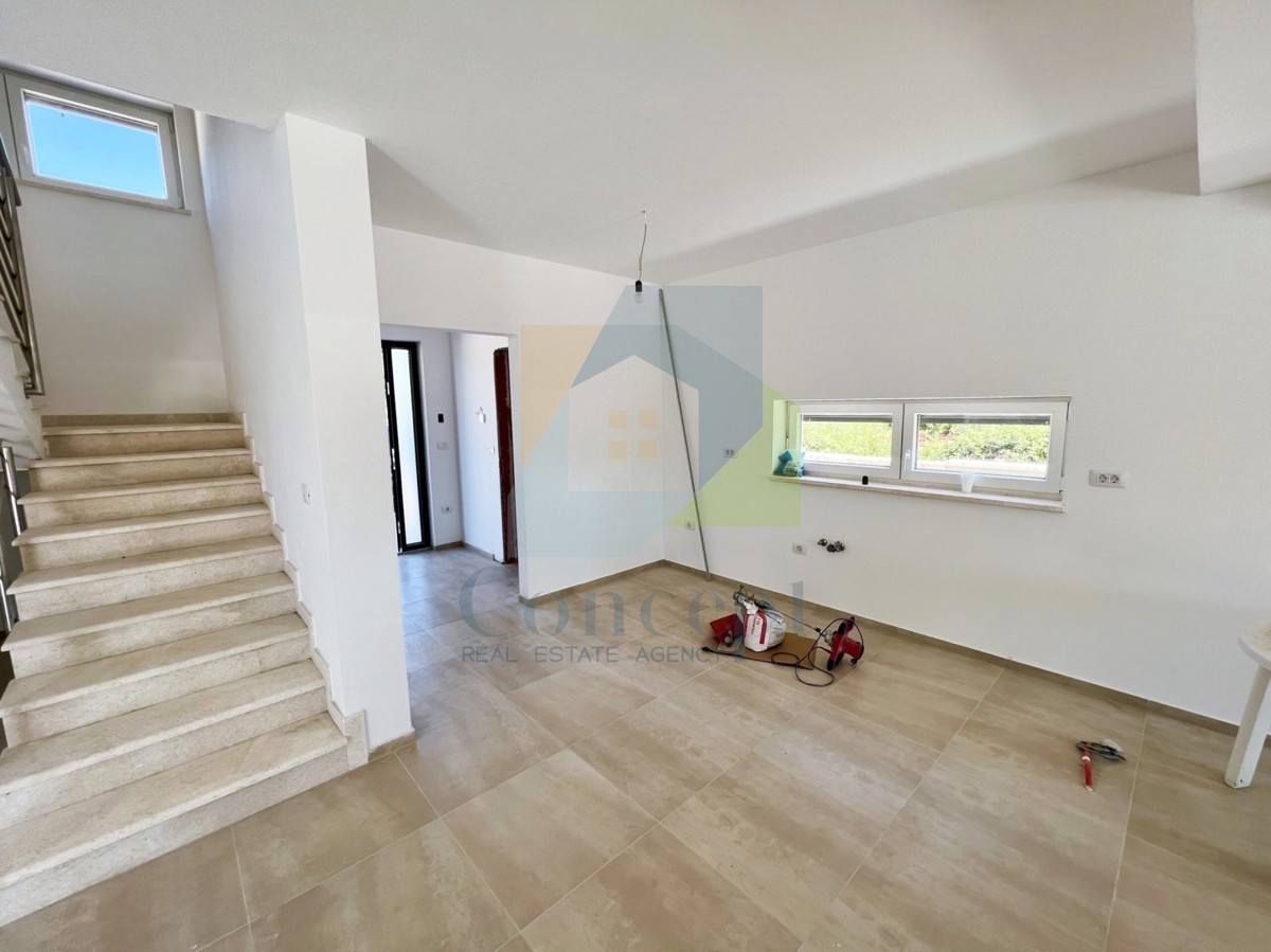 Svetvinčenat, dintorni, Casa moderna con piscina in posizione tranquilla