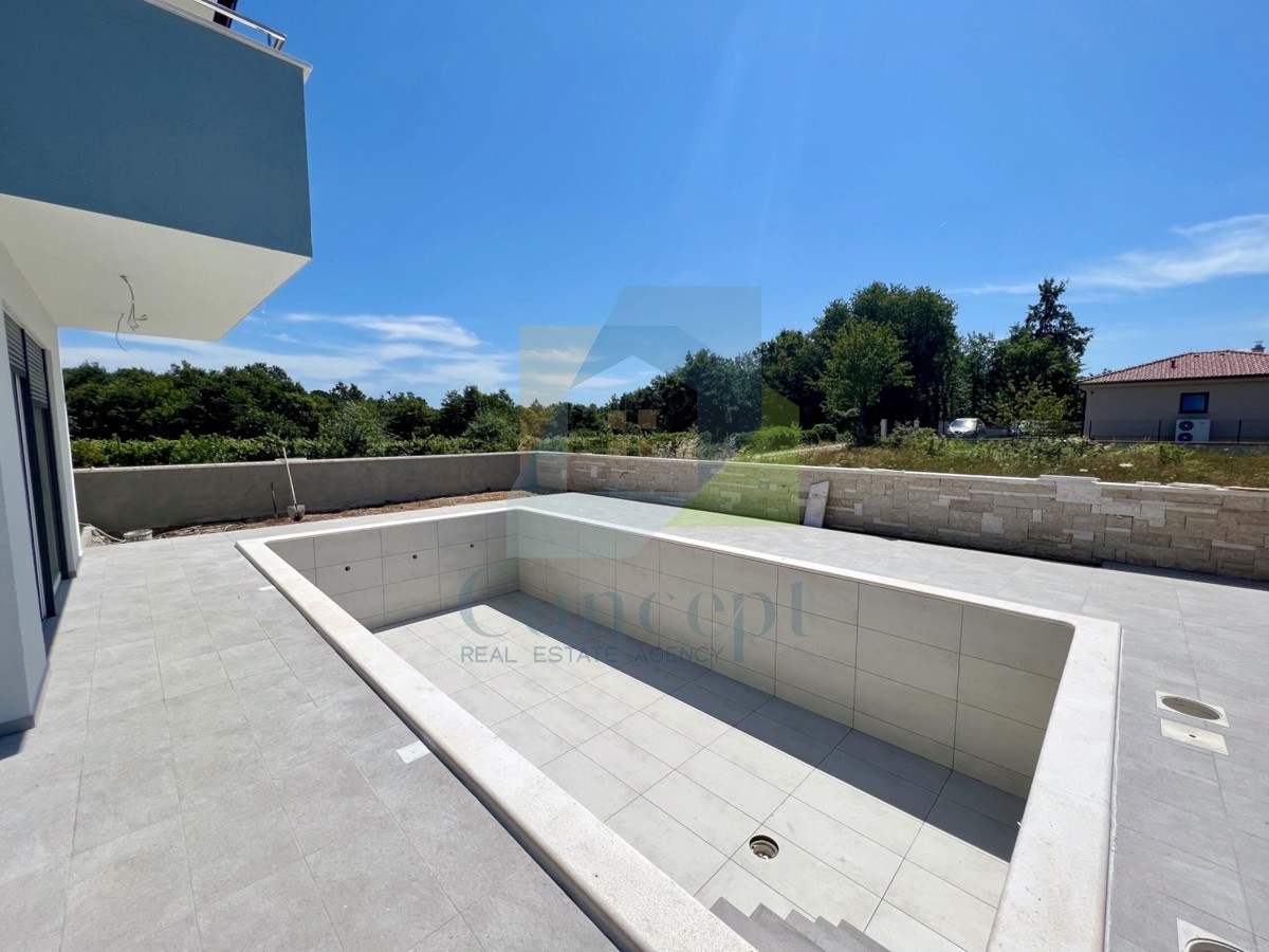 Svetvinčenat, dintorni, Casa moderna con piscina in posizione tranquilla