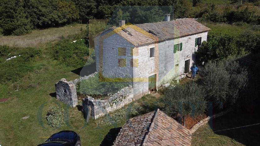 Poreč, dintorni, Casa indipendente da ristrutturare con ampio giardino, a 13 km dal mare.