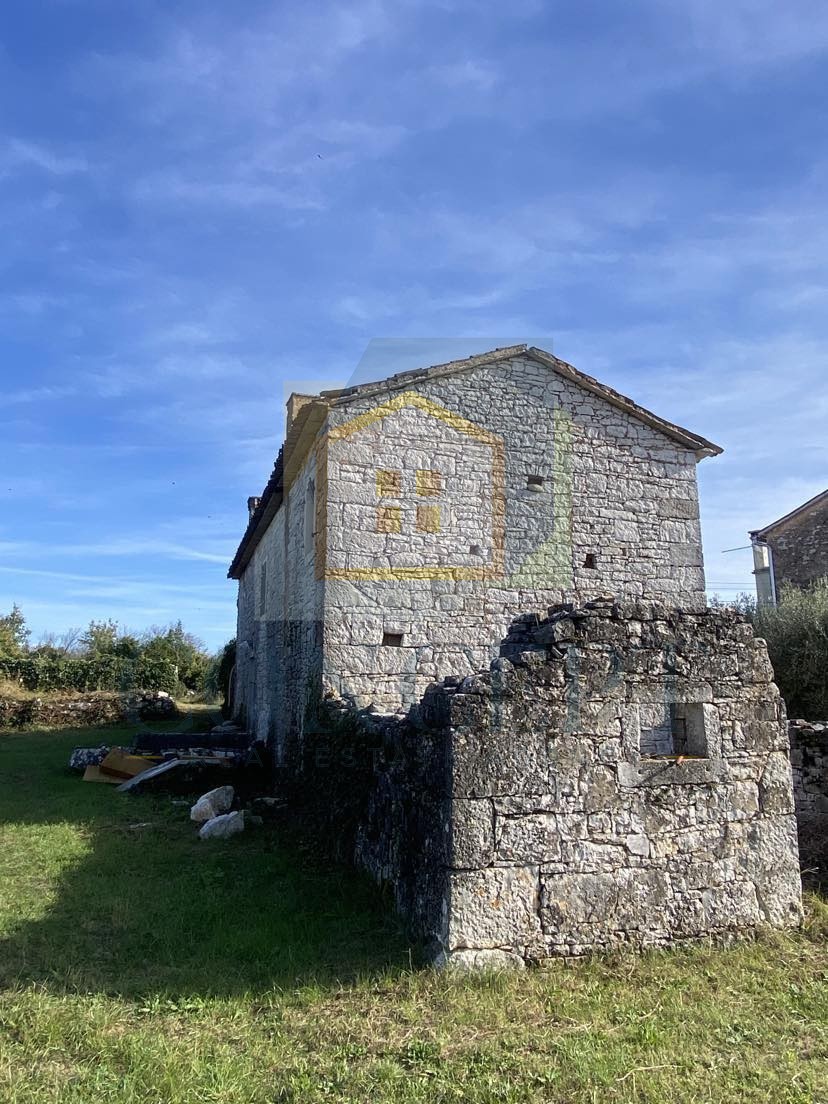 Poreč, dintorni, Casa indipendente da ristrutturare con ampio giardino, a 13 km dal mare.